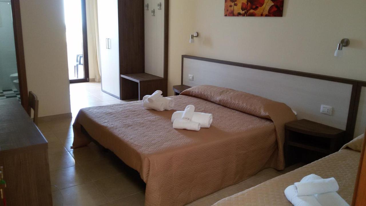 B&B Hotel Helios Uggiano La Chiesa Bagian luar foto