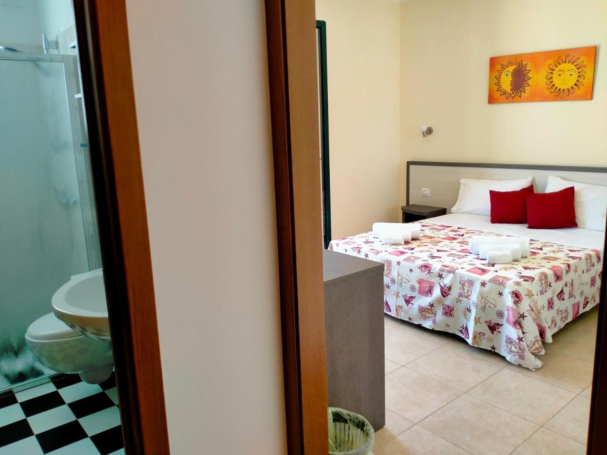 B&B Hotel Helios Uggiano La Chiesa Bagian luar foto