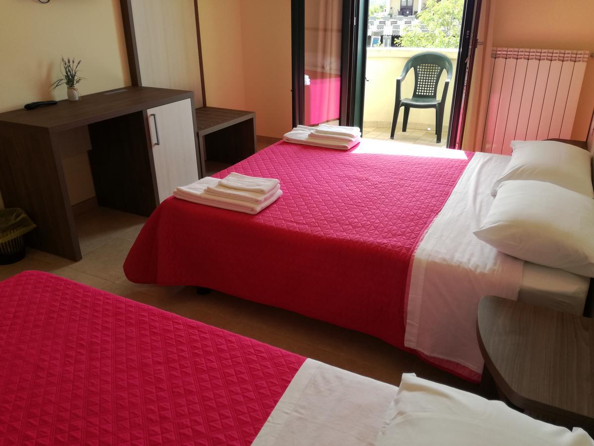 B&B Hotel Helios Uggiano La Chiesa Bagian luar foto