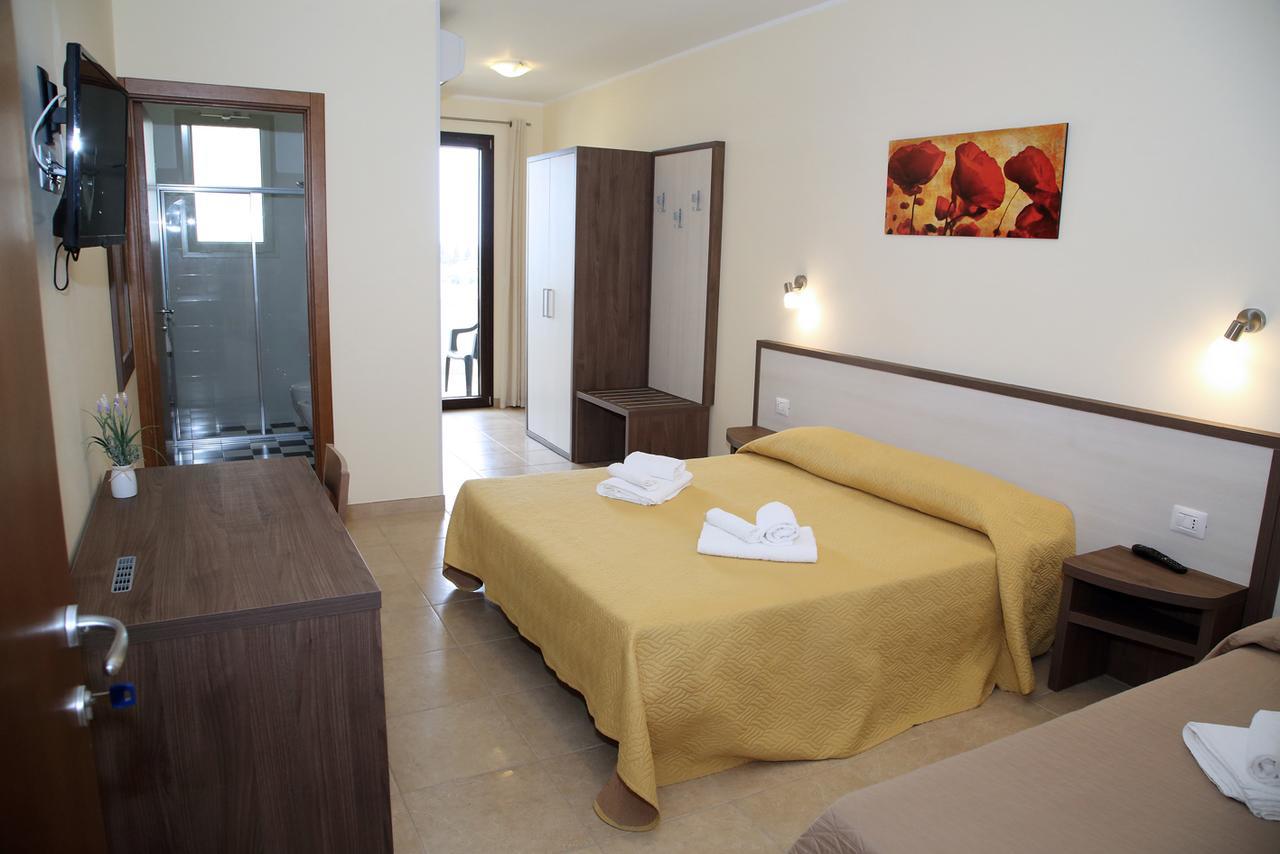 B&B Hotel Helios Uggiano La Chiesa Bagian luar foto