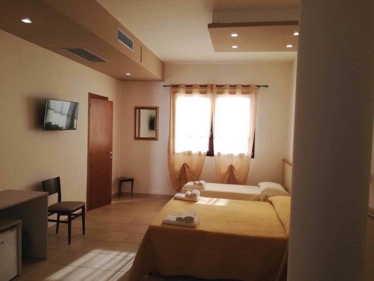 B&B Hotel Helios Uggiano La Chiesa Bagian luar foto